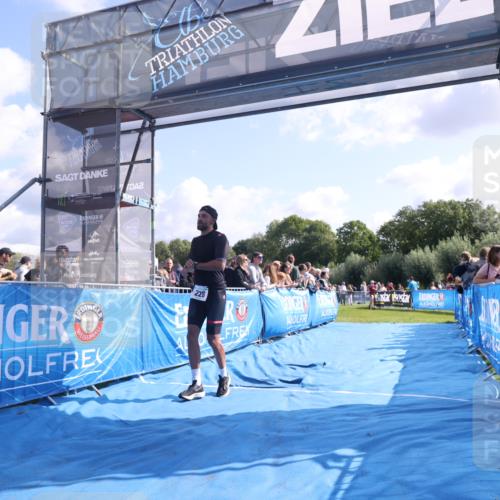 25.08.2024 - Elbe Triathlon Hamburg H.Heesch http://msf.ph/oto/6870599 25.08.2024 11:08:35 Ziel 228, 602 meine-sportfotos.de