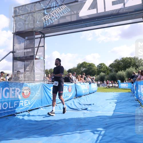 25.08.2024 - Elbe Triathlon Hamburg H.Heesch http://msf.ph/oto/6870609 25.08.2024 11:08:36 Ziel 228, 602 meine-sportfotos.de