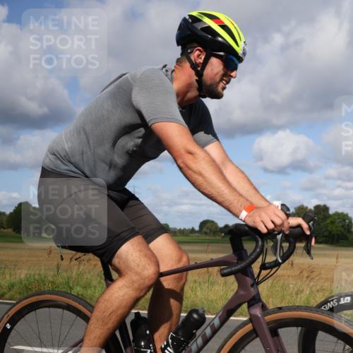 25.08.2024 - Elbe Triathlon Hamburg Fuchs,  Jonas http://msf.ph/oto/6871371 25.08.2024 10:30:12 Radfahren 721, 628, 1845, 680 meine-sportfotos.de