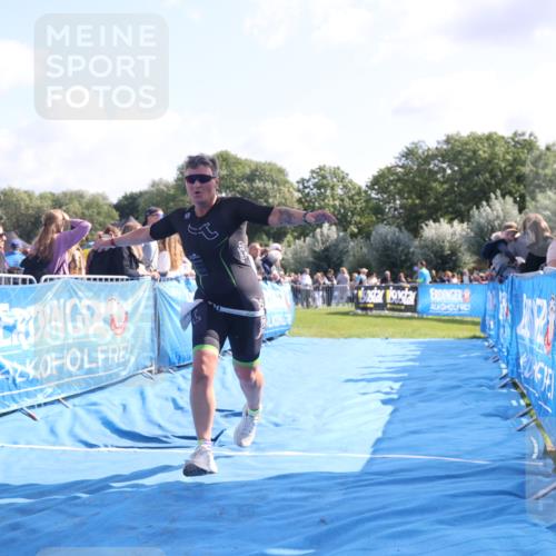 25.08.2024 - Elbe Triathlon Hamburg H.Heesch http://msf.ph/oto/6871407 25.08.2024 11:09:08 Ziel 142, 465 meine-sportfotos.de