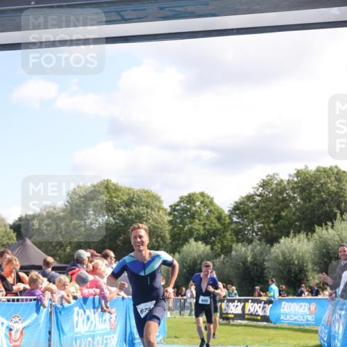 25.08.2024 - Elbe Triathlon Hamburg H.Heesch http://msf.ph/oto/6871832 25.08.2024 11:37:07 Ziel 400, 679, 731 meine-sportfotos.de