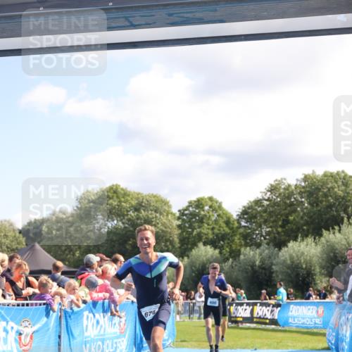 25.08.2024 - Elbe Triathlon Hamburg H.Heesch http://msf.ph/oto/6871843 25.08.2024 11:37:07 Ziel 400, 679, 731 meine-sportfotos.de