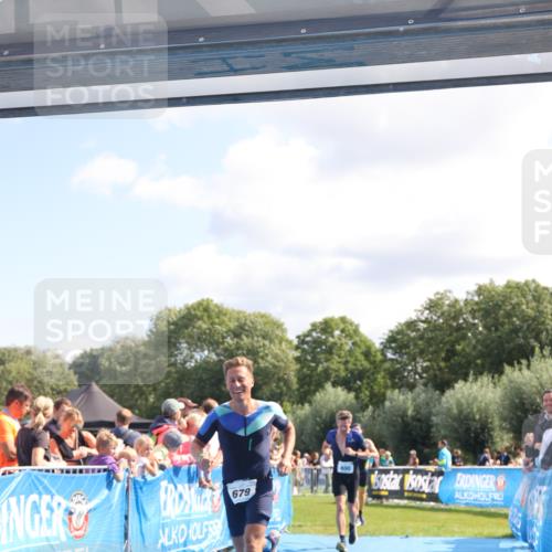 25.08.2024 - Elbe Triathlon Hamburg H.Heesch http://msf.ph/oto/6871855 25.08.2024 11:37:07 Ziel 400, 679, 731 meine-sportfotos.de