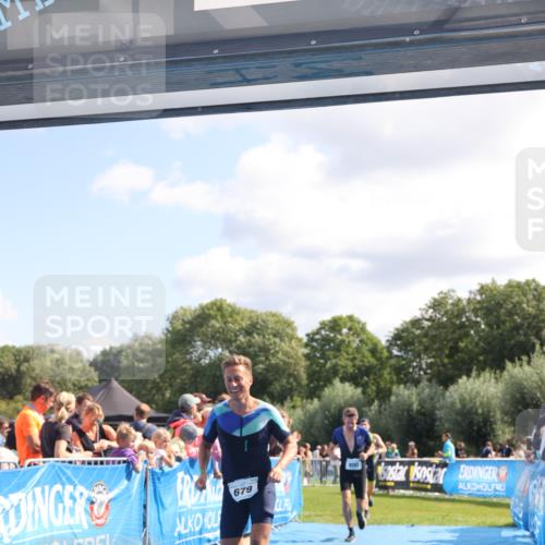 25.08.2024 - Elbe Triathlon Hamburg H.Heesch http://msf.ph/oto/6871867 25.08.2024 11:37:07 Ziel 400, 679, 731 meine-sportfotos.de