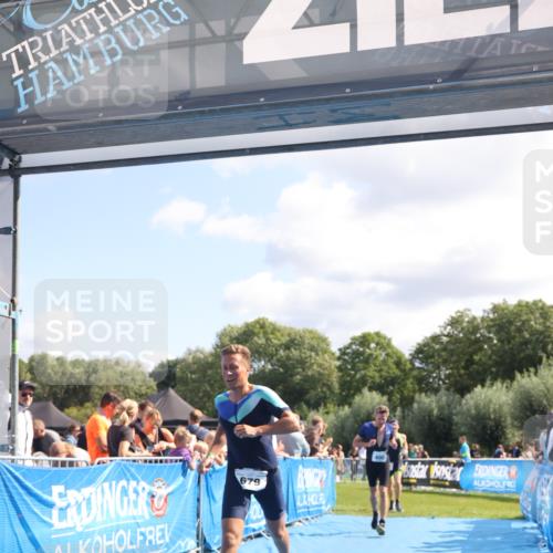 25.08.2024 - Elbe Triathlon Hamburg H.Heesch http://msf.ph/oto/6871893 25.08.2024 11:37:07 Ziel 400, 679, 731 meine-sportfotos.de