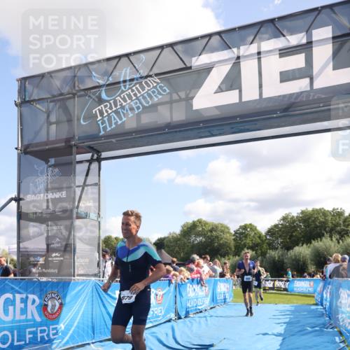25.08.2024 - Elbe Triathlon Hamburg H.Heesch http://msf.ph/oto/6871946 25.08.2024 11:37:08 Ziel 400, 679, 731 meine-sportfotos.de