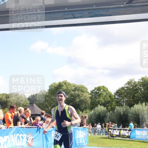 25.08.2024 - Elbe Triathlon Hamburg H.Heesch http://msf.ph/oto/6872102 25.08.2024 11:37:11 Ziel 400, 679, 731 meine-sportfotos.de