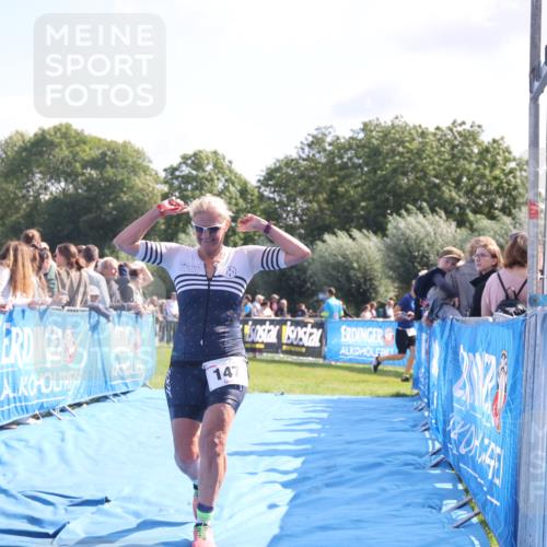 25.08.2024 - Elbe Triathlon Hamburg H.Heesch http://msf.ph/oto/6873030 25.08.2024 11:10:22 Ziel 147, 303, 305, 575 meine-sportfotos.de