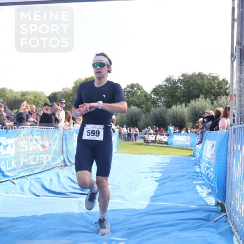 25.08.2024 - Elbe Triathlon Hamburg H.Heesch http://msf.ph/oto/6873518 25.08.2024 11:11:01 Ziel 599 meine-sportfotos.de
