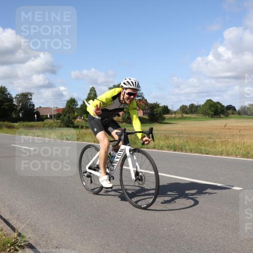 25.08.2024 - Elbe Triathlon Hamburg Fuchs,  Jonas http://msf.ph/oto/6873524 25.08.2024 11:22:03 Radfahren 1603 meine-sportfotos.de