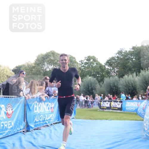 25.08.2024 - Elbe Triathlon Hamburg H.Heesch http://msf.ph/oto/6873780 25.08.2024 11:11:21 Ziel 421, 443 meine-sportfotos.de