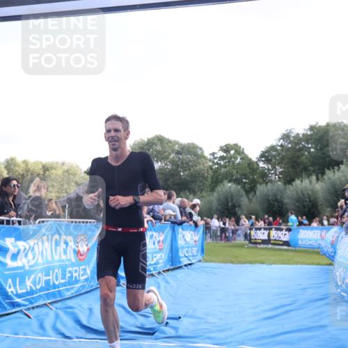 25.08.2024 - Elbe Triathlon Hamburg H.Heesch http://msf.ph/oto/6873814 25.08.2024 11:11:21 Ziel 421, 443 meine-sportfotos.de