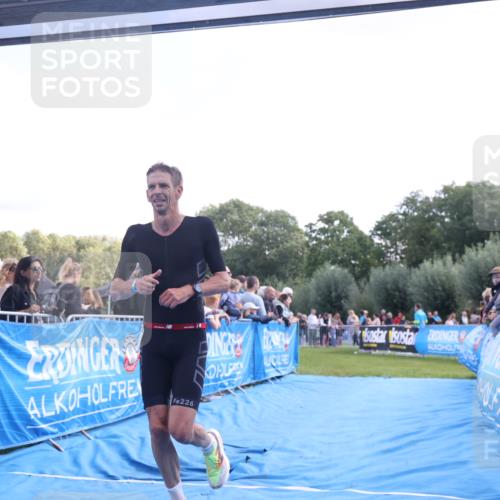 25.08.2024 - Elbe Triathlon Hamburg H.Heesch http://msf.ph/oto/6873821 25.08.2024 11:11:21 Ziel 421, 443 meine-sportfotos.de
