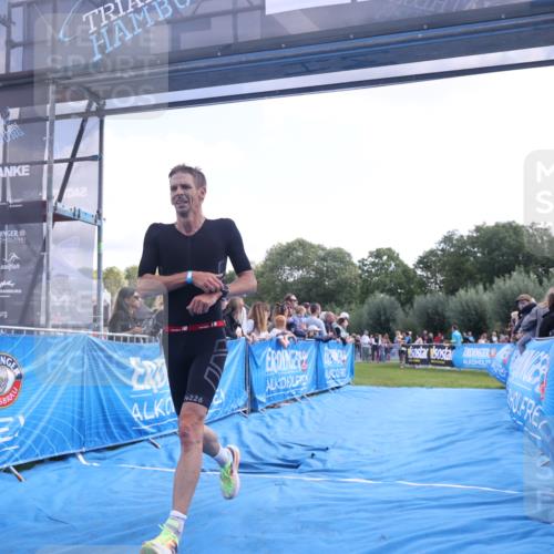25.08.2024 - Elbe Triathlon Hamburg H.Heesch http://msf.ph/oto/6873834 25.08.2024 11:11:22 Ziel 421 meine-sportfotos.de