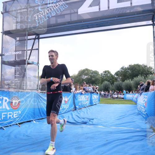 25.08.2024 - Elbe Triathlon Hamburg H.Heesch http://msf.ph/oto/6873837 25.08.2024 11:11:22 Ziel 421 meine-sportfotos.de