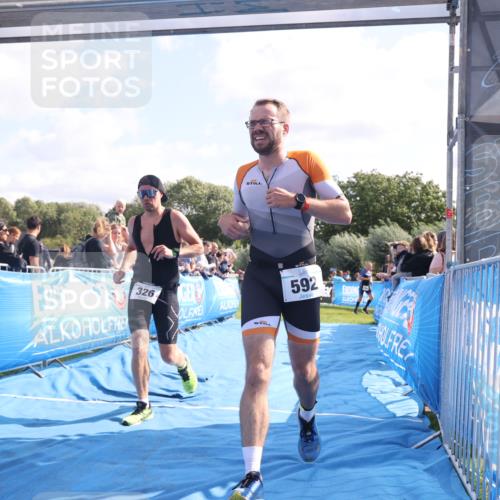 25.08.2024 - Elbe Triathlon Hamburg H.Heesch http://msf.ph/oto/6874997 25.08.2024 11:14:06 Ziel 326, 592 meine-sportfotos.de