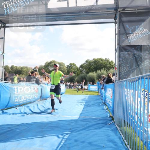 25.08.2024 - Elbe Triathlon Hamburg H.Heesch http://msf.ph/oto/6875035 25.08.2024 11:14:22 Ziel 251 meine-sportfotos.de