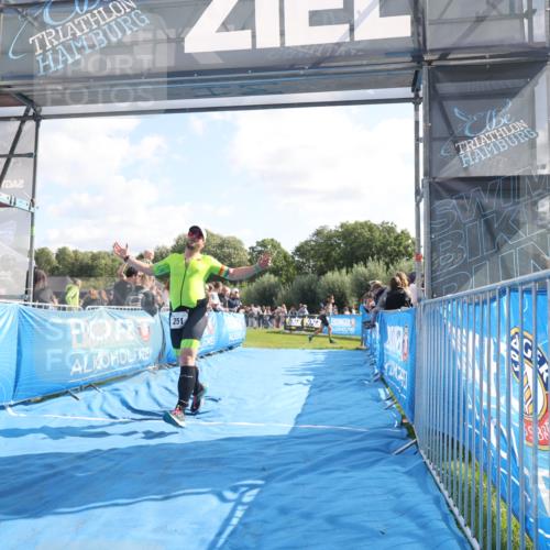 25.08.2024 - Elbe Triathlon Hamburg H.Heesch http://msf.ph/oto/6875052 25.08.2024 11:14:22 Ziel 251 meine-sportfotos.de