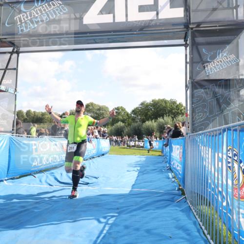 25.08.2024 - Elbe Triathlon Hamburg H.Heesch http://msf.ph/oto/6875062 25.08.2024 11:14:22 Ziel 251 meine-sportfotos.de