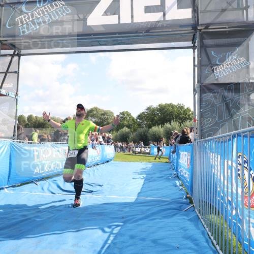 25.08.2024 - Elbe Triathlon Hamburg H.Heesch http://msf.ph/oto/6875064 25.08.2024 11:14:22 Ziel 251 meine-sportfotos.de