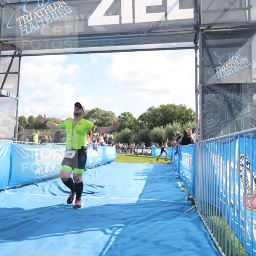 25.08.2024 - Elbe Triathlon Hamburg H.Heesch http://msf.ph/oto/6875067 25.08.2024 11:14:22 Ziel 251 meine-sportfotos.de