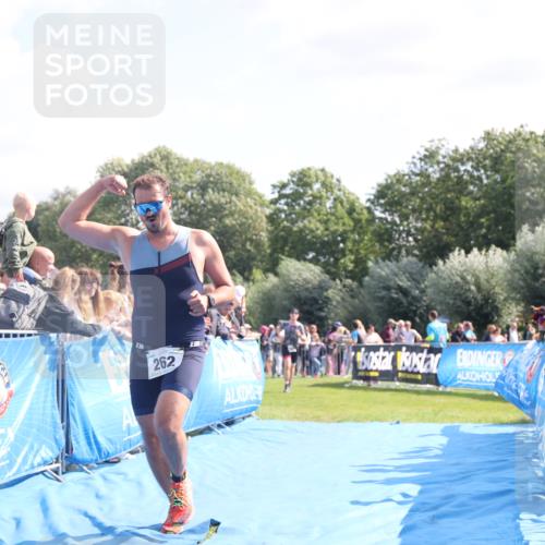 25.08.2024 - Elbe Triathlon Hamburg H.Heesch http://msf.ph/oto/6875239 25.08.2024 11:14:44 Ziel 262, 410, 580, 655, 669 meine-sportfotos.de