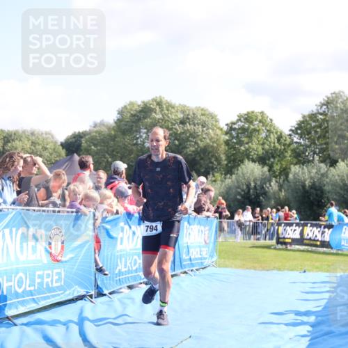 25.08.2024 - Elbe Triathlon Hamburg H.Heesch http://msf.ph/oto/6875287 25.08.2024 11:40:16 Ziel 353, 703, 794, 1445 meine-sportfotos.de