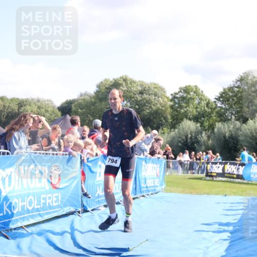 25.08.2024 - Elbe Triathlon Hamburg H.Heesch http://msf.ph/oto/6875293 25.08.2024 11:40:16 Ziel 353, 703, 794, 1445 meine-sportfotos.de