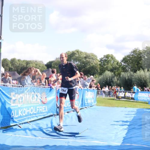 25.08.2024 - Elbe Triathlon Hamburg H.Heesch http://msf.ph/oto/6875300 25.08.2024 11:40:16 Ziel 353, 703, 794, 1445 meine-sportfotos.de