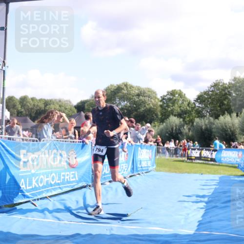 25.08.2024 - Elbe Triathlon Hamburg H.Heesch http://msf.ph/oto/6875303 25.08.2024 11:40:16 Ziel 353, 703, 794, 1445 meine-sportfotos.de