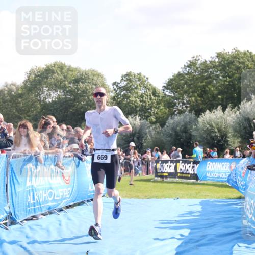 25.08.2024 - Elbe Triathlon Hamburg H.Heesch http://msf.ph/oto/6875368 25.08.2024 11:14:51 Ziel 262, 580, 669 meine-sportfotos.de