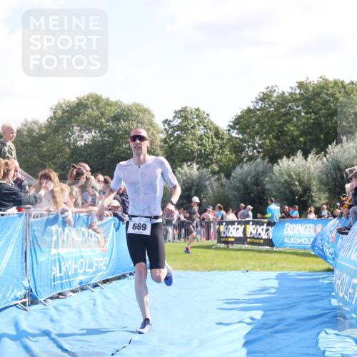 25.08.2024 - Elbe Triathlon Hamburg H.Heesch http://msf.ph/oto/6875374 25.08.2024 11:14:51 Ziel 262, 580, 669 meine-sportfotos.de