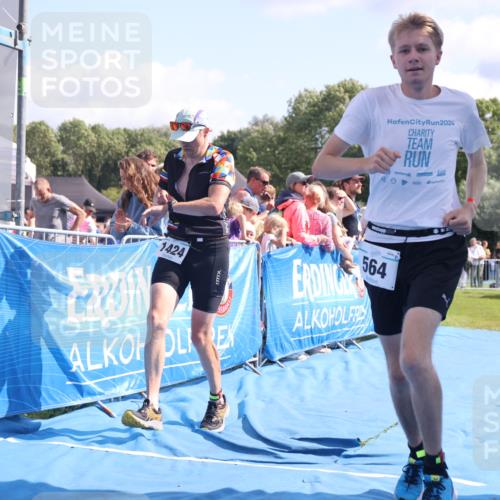 25.08.2024 - Elbe Triathlon Hamburg H.Heesch http://msf.ph/oto/6875384 25.08.2024 11:40:28 Ziel 564, 1424, 1445 meine-sportfotos.de