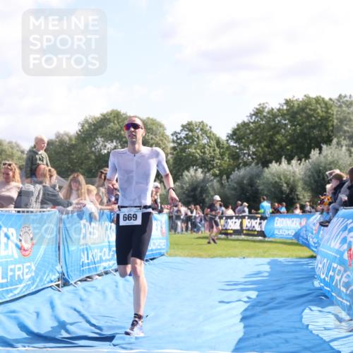 25.08.2024 - Elbe Triathlon Hamburg H.Heesch http://msf.ph/oto/6875391 25.08.2024 11:14:52 Ziel 580, 669 meine-sportfotos.de
