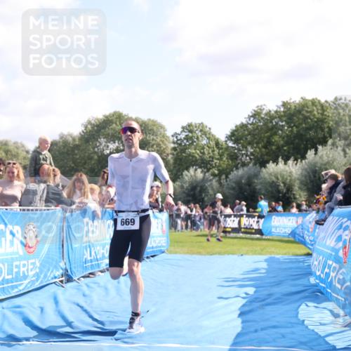 25.08.2024 - Elbe Triathlon Hamburg H.Heesch http://msf.ph/oto/6875394 25.08.2024 11:14:52 Ziel 580, 669 meine-sportfotos.de