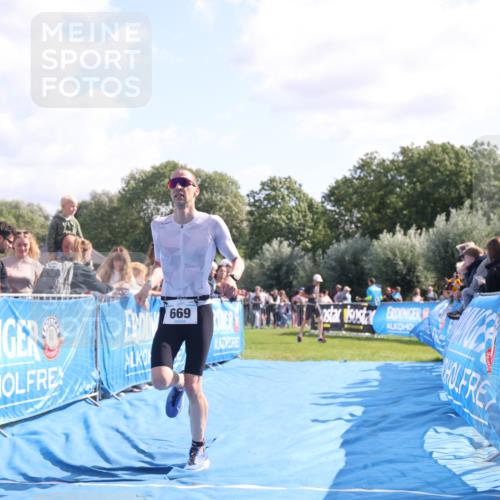 25.08.2024 - Elbe Triathlon Hamburg H.Heesch http://msf.ph/oto/6875396 25.08.2024 11:14:52 Ziel 580, 669 meine-sportfotos.de