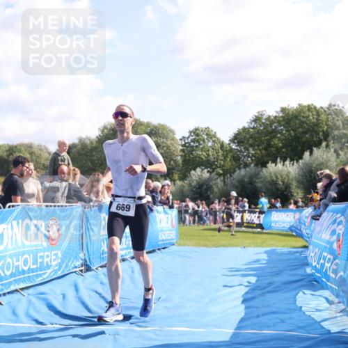 25.08.2024 - Elbe Triathlon Hamburg H.Heesch http://msf.ph/oto/6875402 25.08.2024 11:14:52 Ziel 580, 669 meine-sportfotos.de