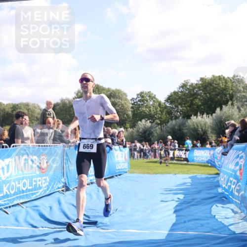 25.08.2024 - Elbe Triathlon Hamburg H.Heesch http://msf.ph/oto/6875404 25.08.2024 11:14:52 Ziel 580, 669 meine-sportfotos.de