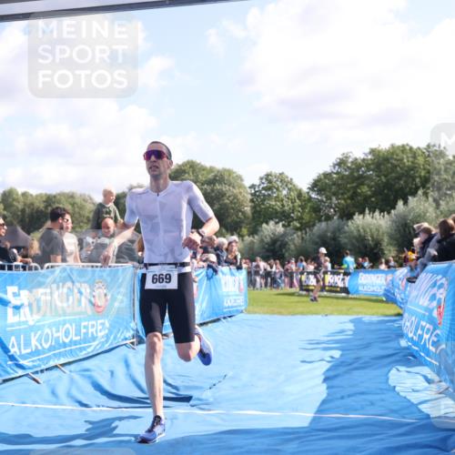 25.08.2024 - Elbe Triathlon Hamburg H.Heesch http://msf.ph/oto/6875410 25.08.2024 11:14:52 Ziel 580, 669 meine-sportfotos.de