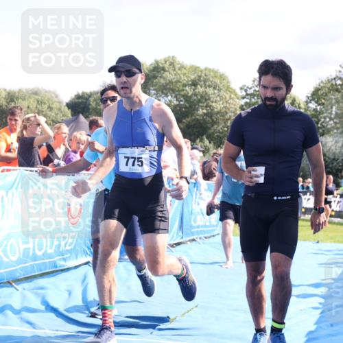 25.08.2024 - Elbe Triathlon Hamburg H.Heesch http://msf.ph/oto/6875461 25.08.2024 11:40:43 Ziel 267, 626, 677, 775 meine-sportfotos.de
