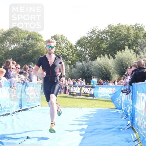 25.08.2024 - Elbe Triathlon Hamburg H.Heesch http://msf.ph/oto/6875516 25.08.2024 11:15:24 Ziel 613, 629 meine-sportfotos.de
