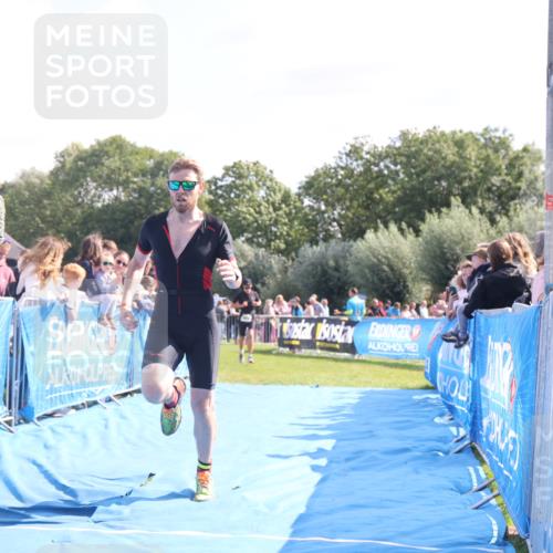 25.08.2024 - Elbe Triathlon Hamburg H.Heesch http://msf.ph/oto/6875529 25.08.2024 11:15:25 Ziel 613, 629 meine-sportfotos.de