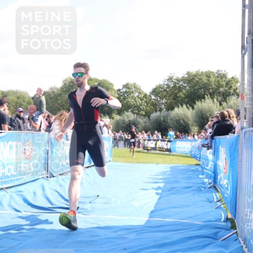 25.08.2024 - Elbe Triathlon Hamburg H.Heesch http://msf.ph/oto/6875541 25.08.2024 11:15:25 Ziel 613, 629 meine-sportfotos.de