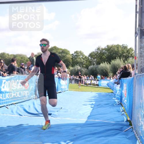 25.08.2024 - Elbe Triathlon Hamburg H.Heesch http://msf.ph/oto/6875547 25.08.2024 11:15:25 Ziel 613, 629 meine-sportfotos.de