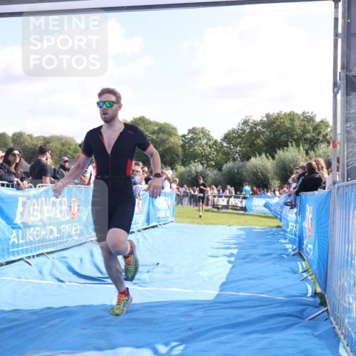 25.08.2024 - Elbe Triathlon Hamburg H.Heesch http://msf.ph/oto/6875550 25.08.2024 11:15:25 Ziel 613, 629 meine-sportfotos.de