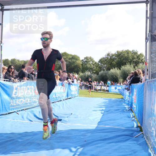 25.08.2024 - Elbe Triathlon Hamburg H.Heesch http://msf.ph/oto/6875554 25.08.2024 11:15:25 Ziel 613, 629 meine-sportfotos.de