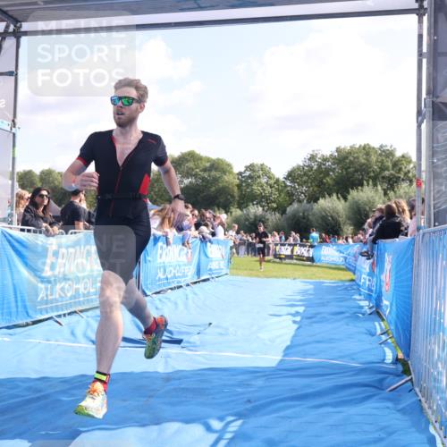 25.08.2024 - Elbe Triathlon Hamburg H.Heesch http://msf.ph/oto/6875557 25.08.2024 11:15:25 Ziel 613, 629 meine-sportfotos.de