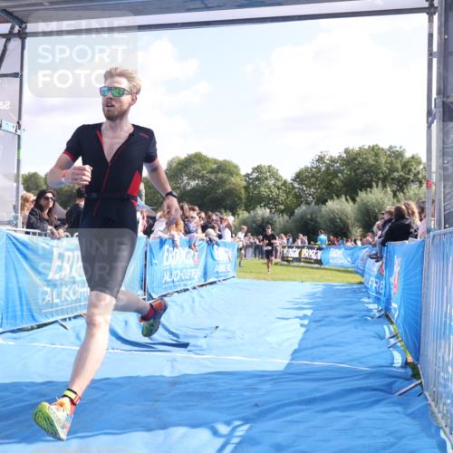 25.08.2024 - Elbe Triathlon Hamburg H.Heesch http://msf.ph/oto/6875560 25.08.2024 11:15:25 Ziel 613, 629 meine-sportfotos.de