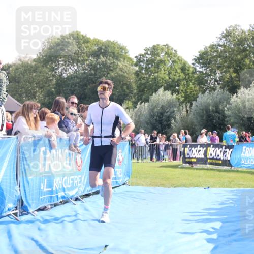 25.08.2024 - Elbe Triathlon Hamburg H.Heesch http://msf.ph/oto/6875610 25.08.2024 11:15:49 Ziel 618 meine-sportfotos.de