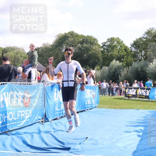 25.08.2024 - Elbe Triathlon Hamburg H.Heesch http://msf.ph/oto/6875633 25.08.2024 11:15:49 Ziel 618 meine-sportfotos.de